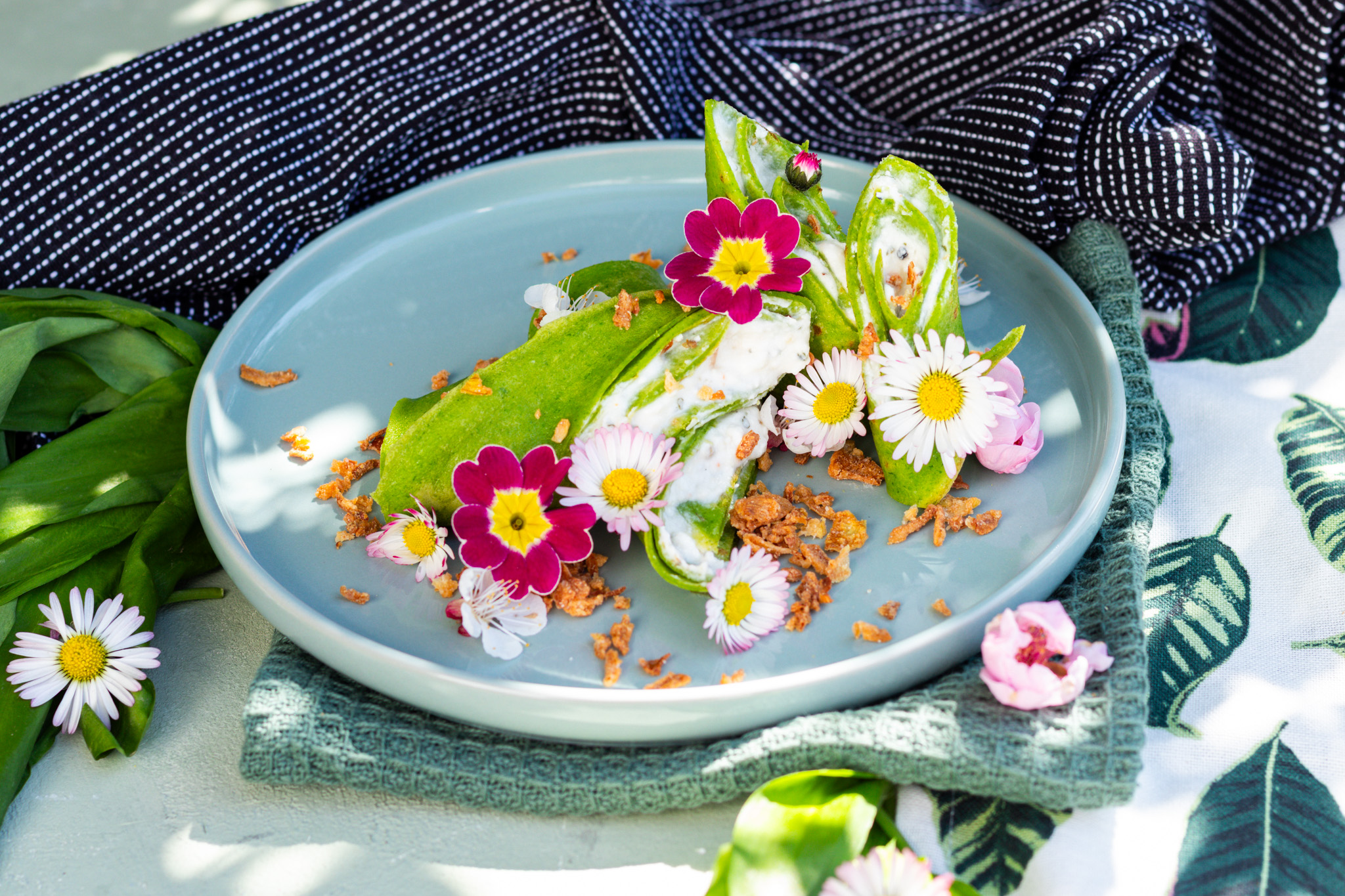 Bärlauch Palatschinke mit Whipped Feta und Knusperzwiebeln