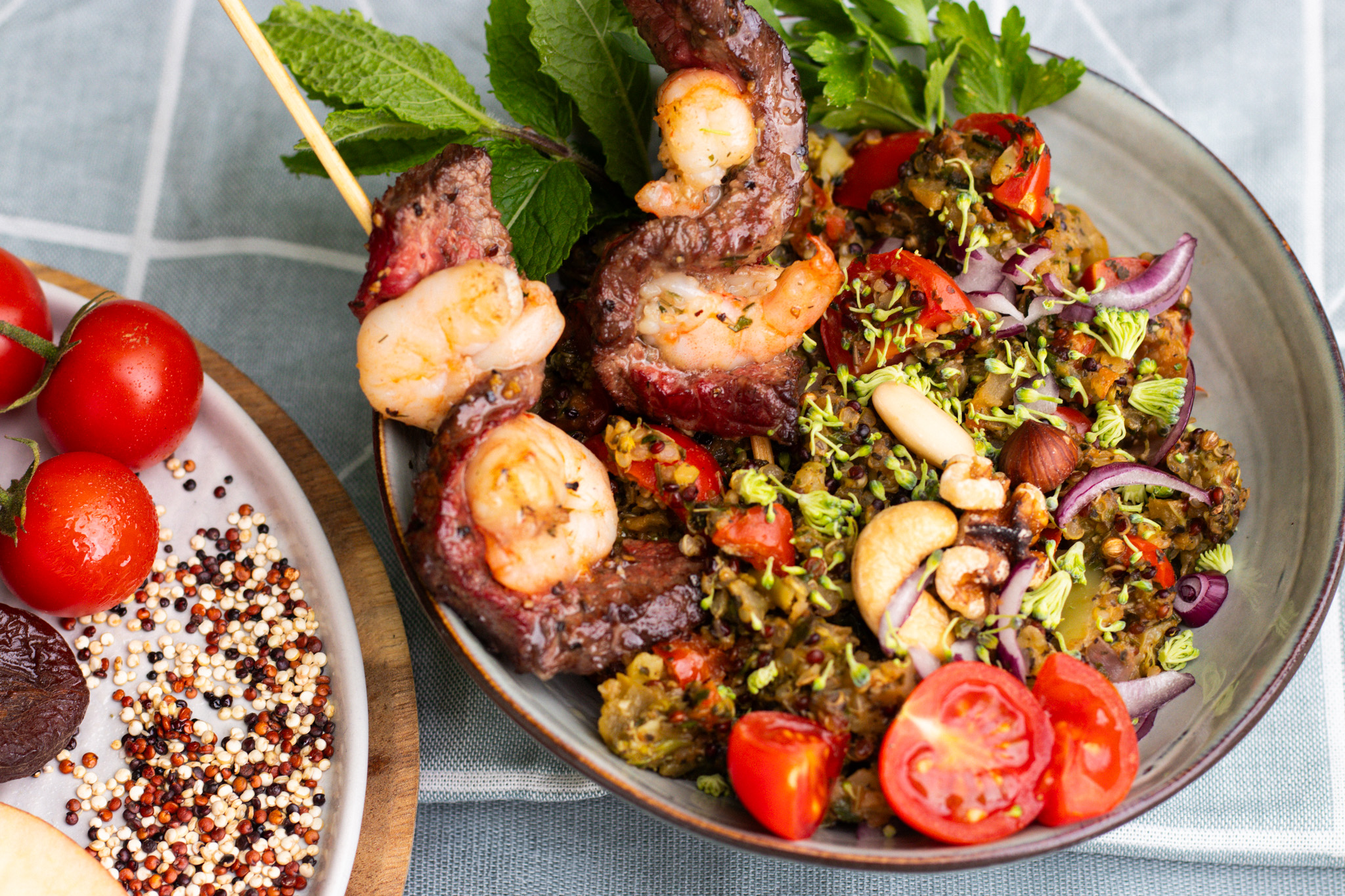 Quinoa Tabouléh mit Surf & Turf Spießen