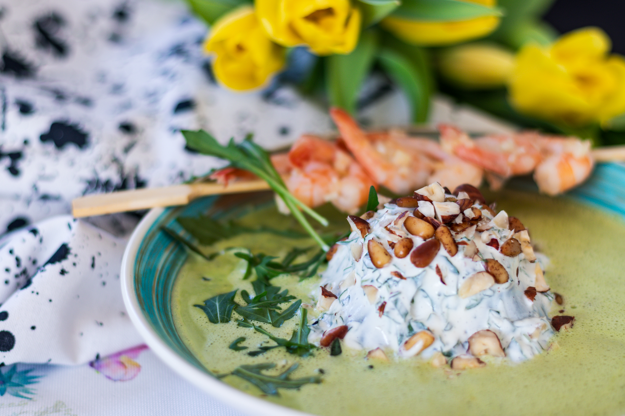 Ruccula Suppe mit Garnelen und Nüssen
