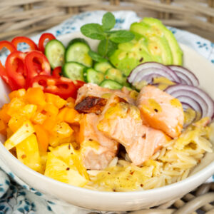 Bowl mit bunten Zutaten - Regenbogenbowl