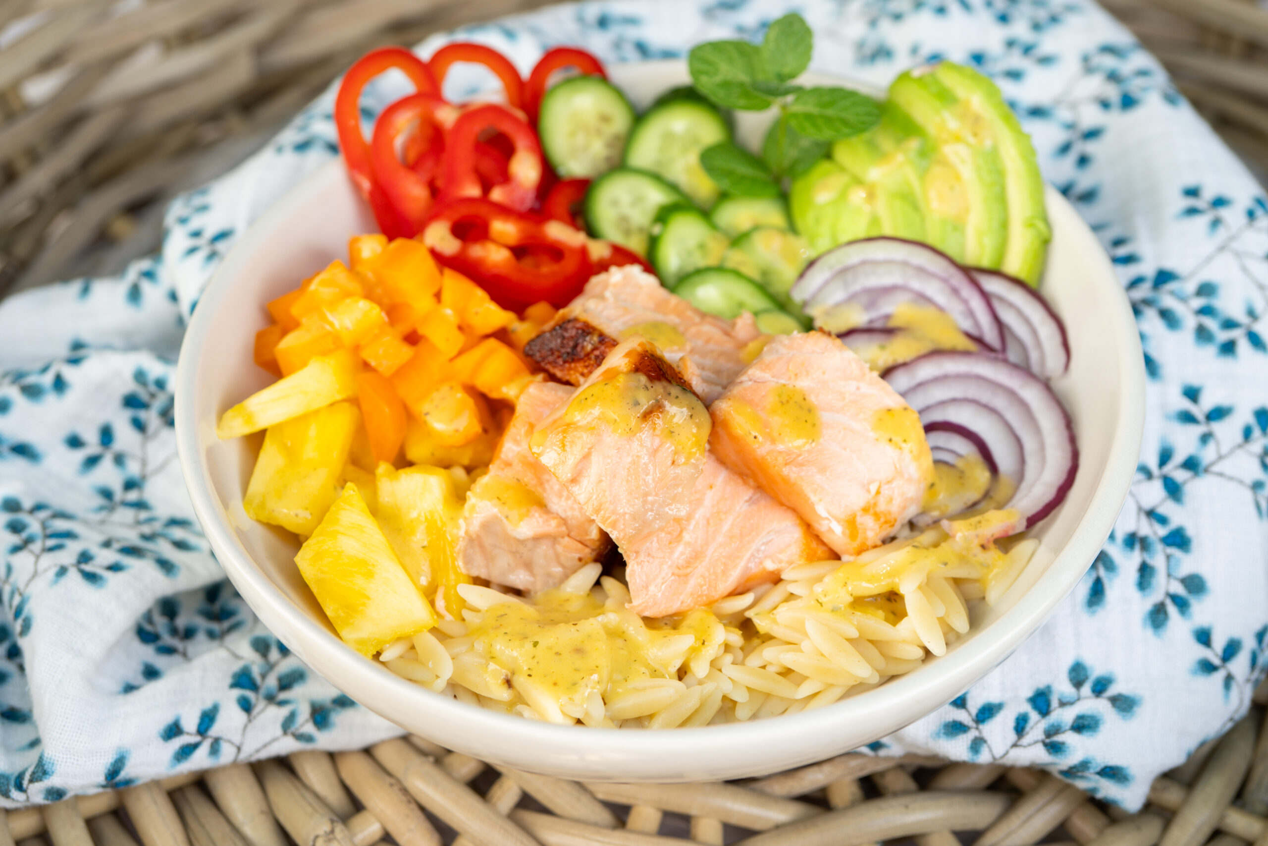Regenbogen Bowl mit Lachs *